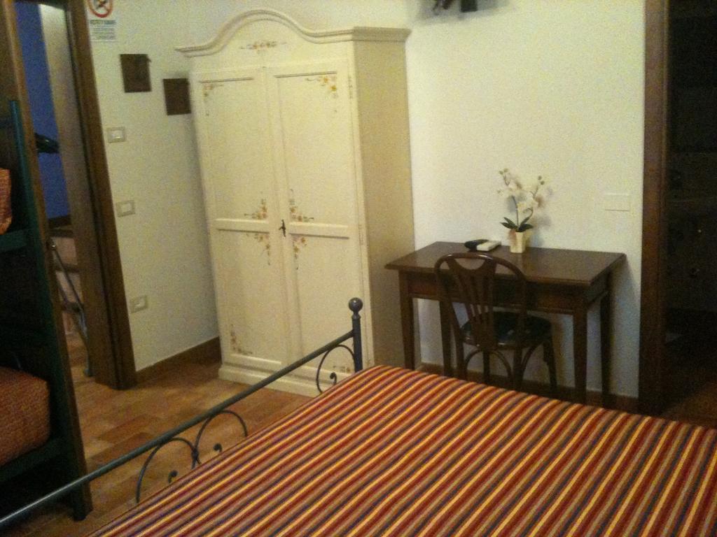 Agriturismo Lo Sgorzolo Pergola Værelse billede